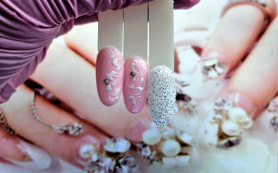 Ślubne ornamenty na paznokciach